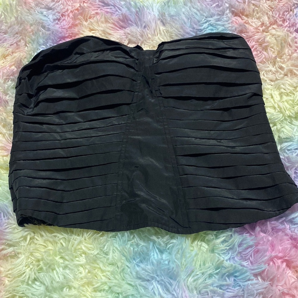 Beautiful cube top zips up on the side